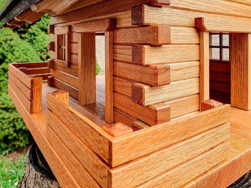 Dubová roubenka s šindelovou střechou - detail provedení